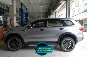 #Ford #Everest 3.2 เพิ่มความคมเข้มขึ้น ด้วยการติดตั้งคิ้วล้อแบบ Slim 3″ สีดำด้าน ที่คู่หน้ามีช่องเว้าหลบเซ็นเซอร์ให้ด้วย หล่อขึ้นเยอะเลยทีเดียวครับ