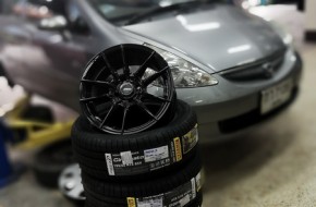 #Honda #Jazz เปลี่ยนล้อเพียงชุดเดียวก็ดูเปรี้ยวขึ้นเยอะ ด้วยแม็กซ์Cosmis R1 15×7 คู่กับยาง Pirelli P-one ของ อิตาลี 195/55R15